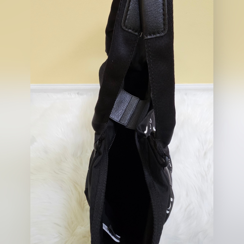 THE MARC JACOBS Logo Canvas Tote - Picture 6 of 17